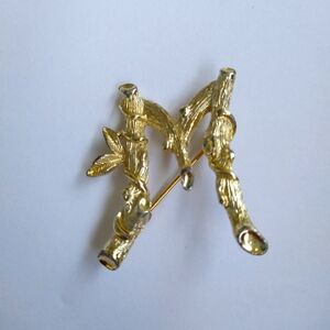 Sarah Coventry Gold Tone Monogram "M" Initial Brooch Pin